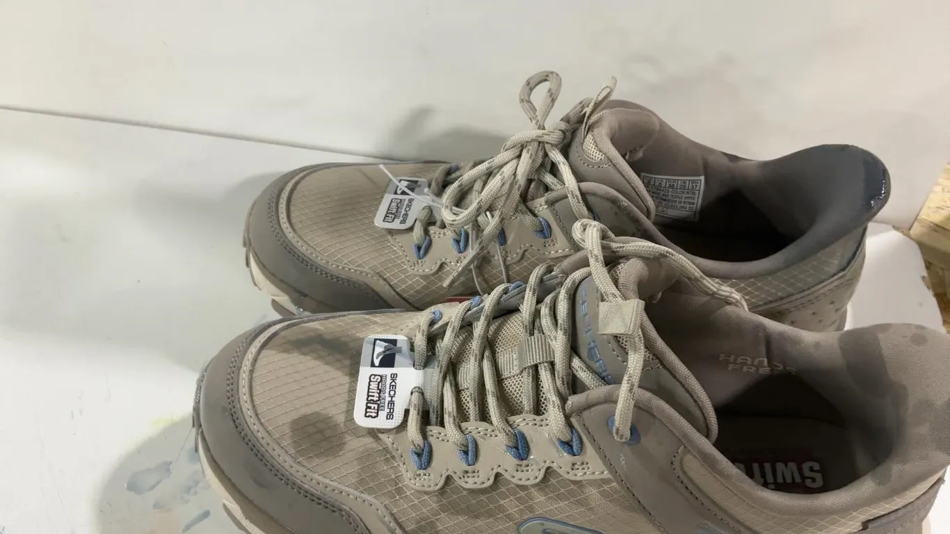 Skechers D Lux Journey Shoes Beige Size 8