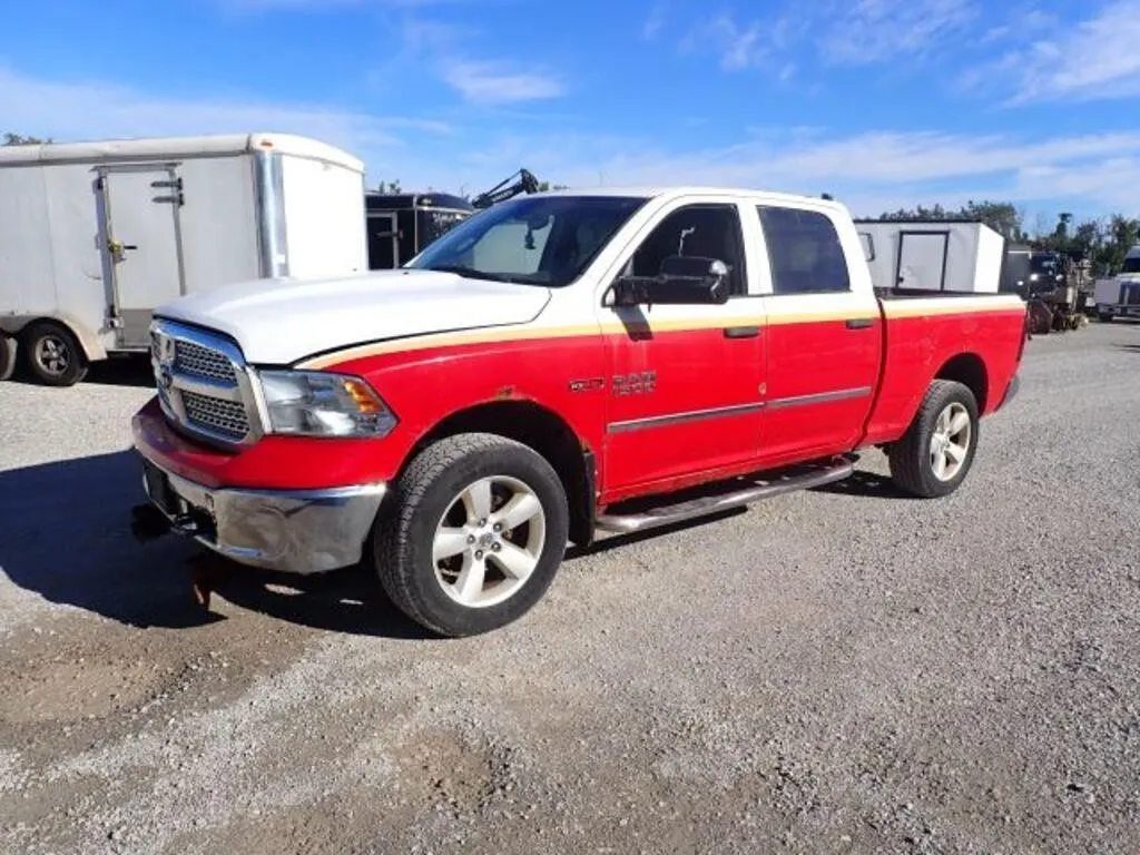 2015 Ram 1500 4x4 Pickup Truck 1C6RR7SM1FS695129