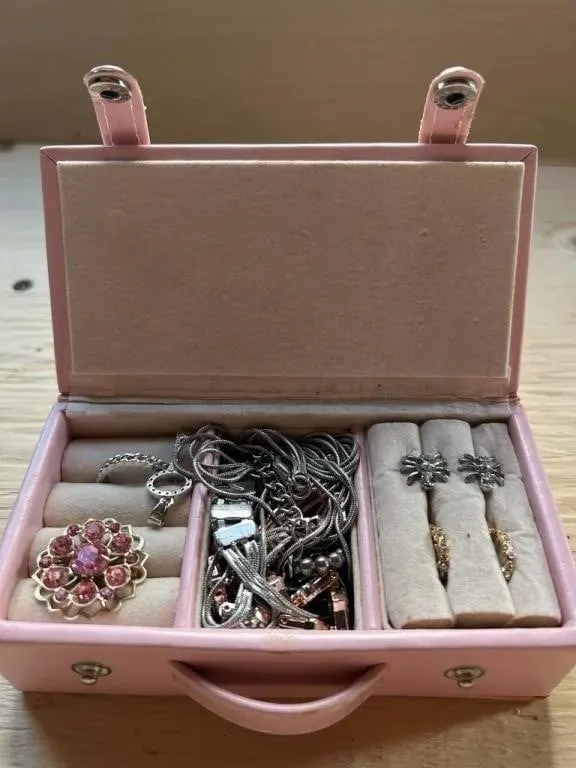 Jewellery box with jewellery lot