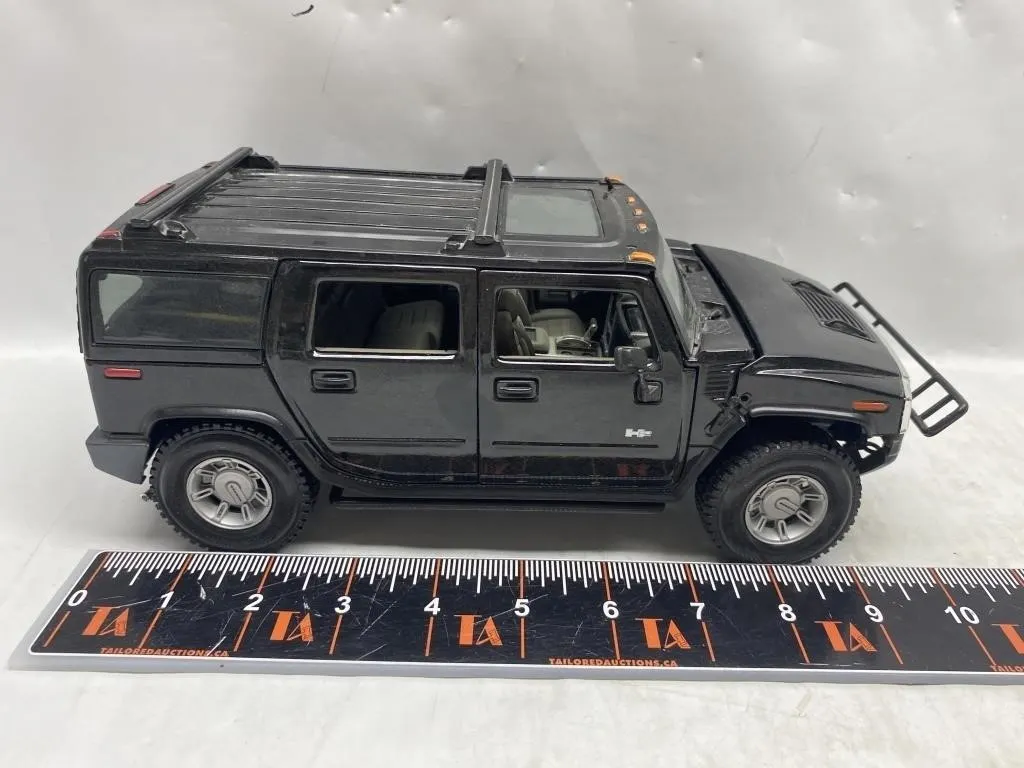 Maisto Hummer H2 Diecast Model, Scale 1:18