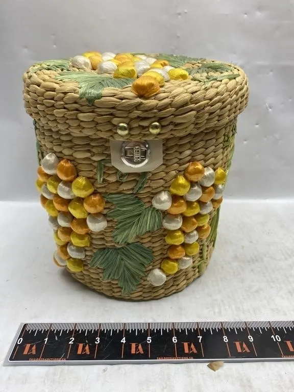 Woven straw round handbag with fruit bead