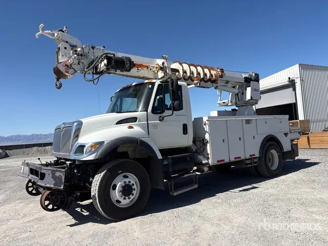 Altec DM47TR on 2007 International 7300 4x2 Digger Derrick Truck