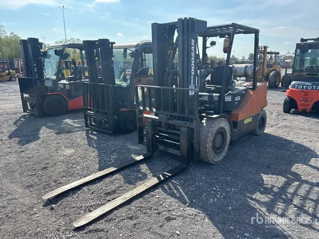 2011 Doosan G45S-5 8700 lb Pneumatic Tire Forklift