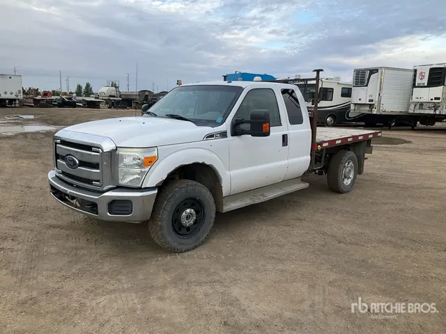 2015 Ford F-350 XLT 4x4 Extended Cab Flatbed Truck