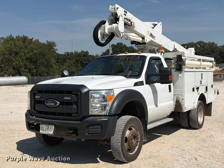 2015 Ford F550 Super Duty XL bucket truck