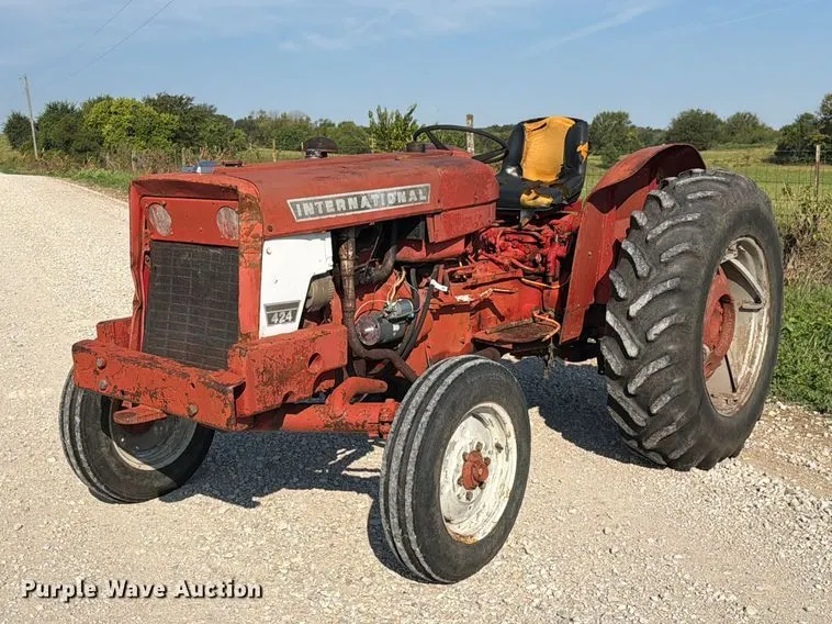 1966 International 424 tractor