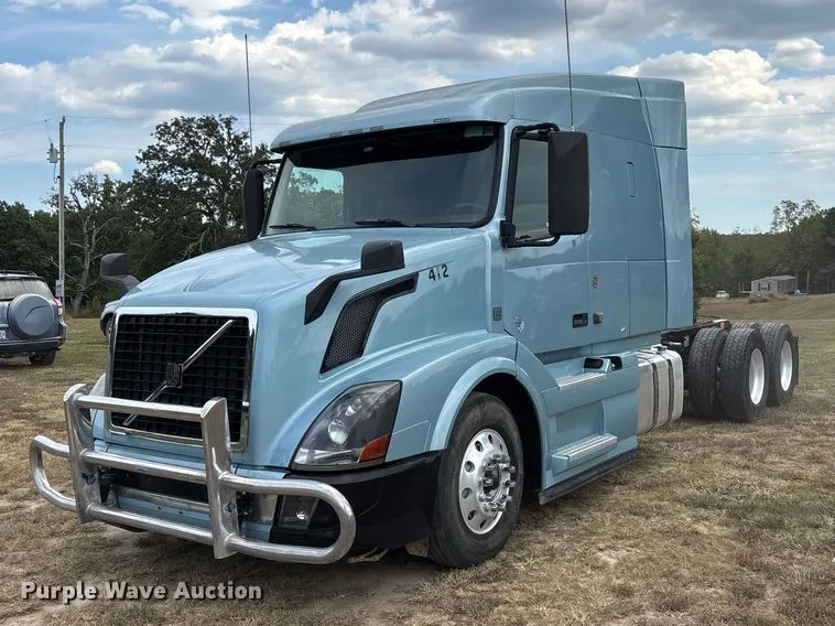 2016 Volvo VNL semi truck