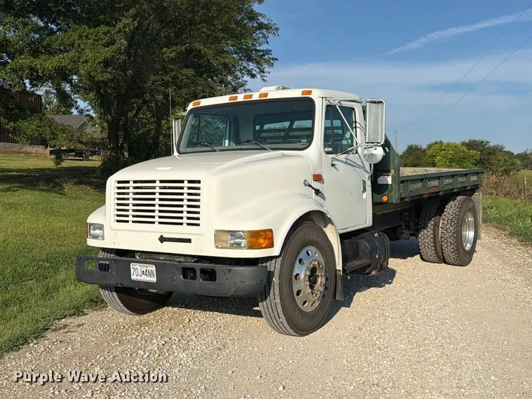 2000 International 4700 Low Profile flatbed truck