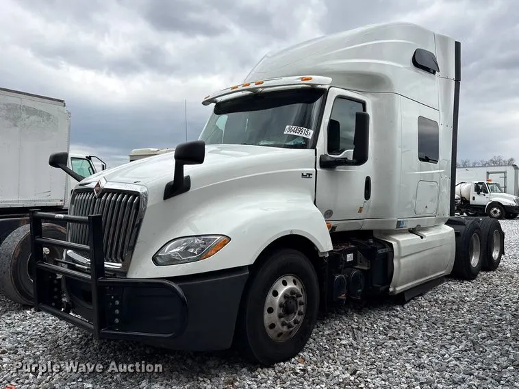 2018 International LT625 semi truck