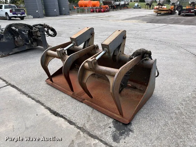 Skid steer grapple bucket