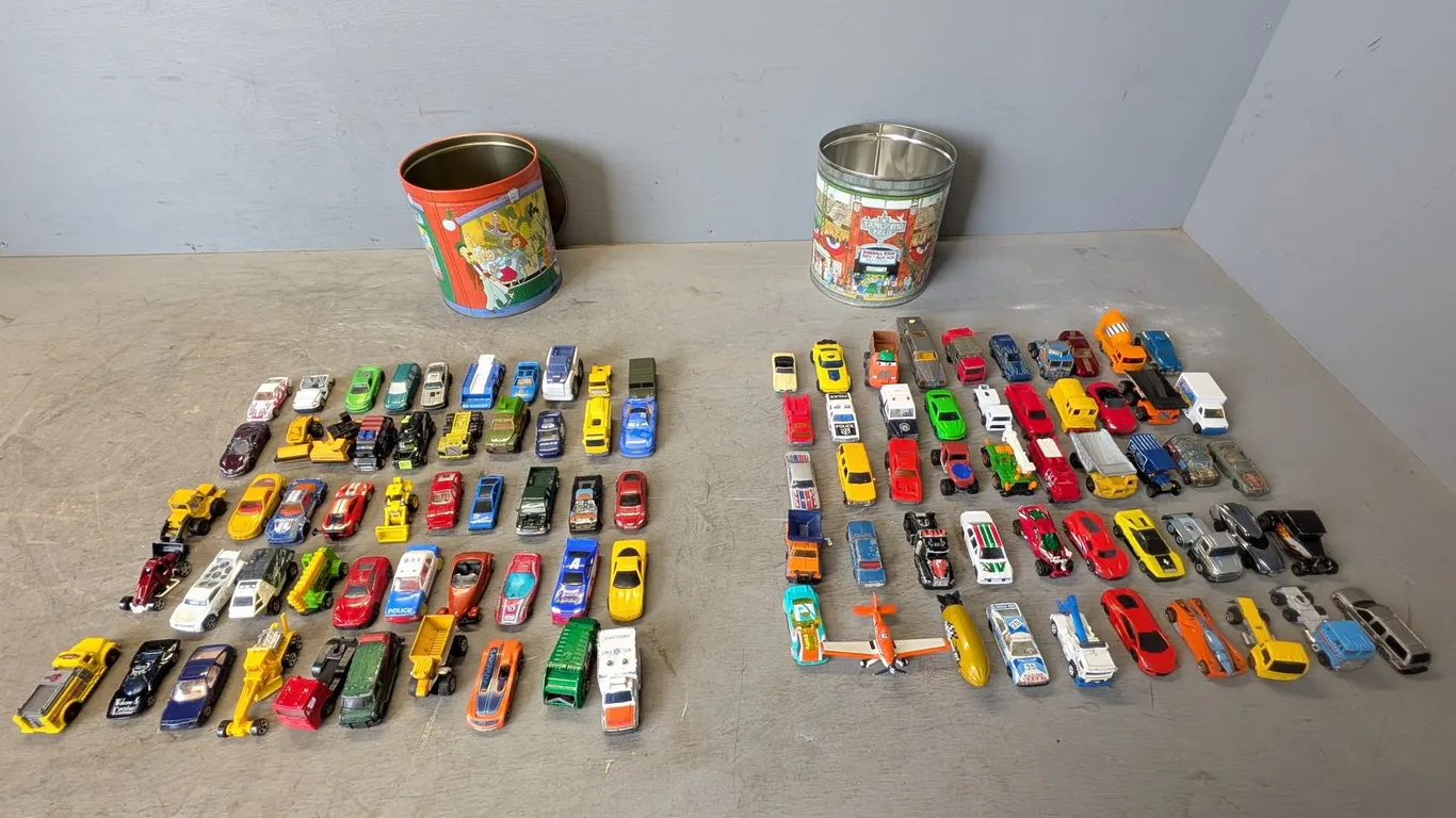 (100) Assorted Metal and Plastic Cars