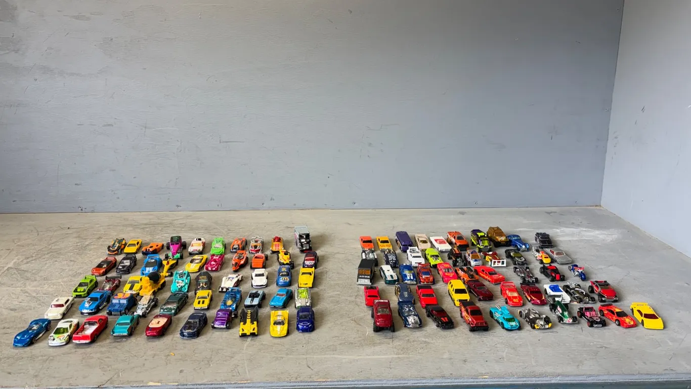 (100) Assorted Hot Wheels Cars