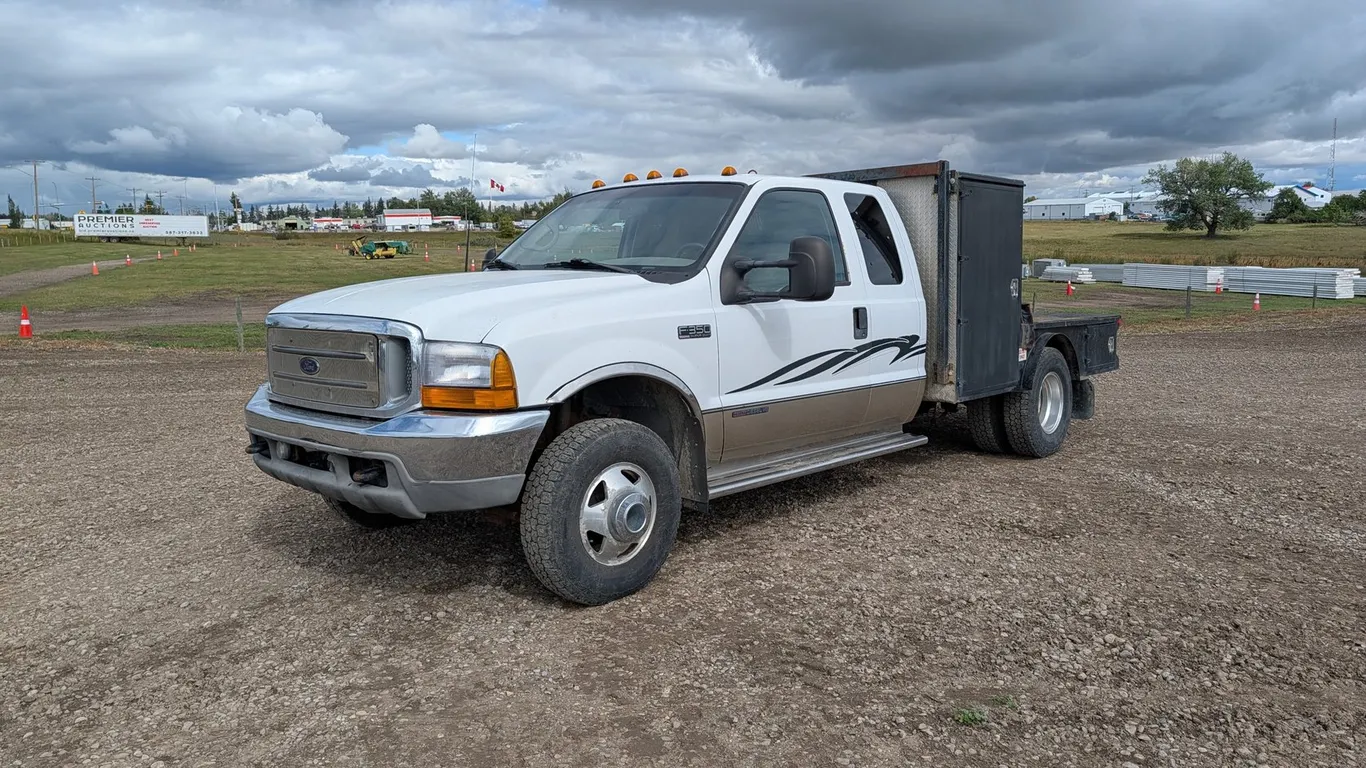 2000 Ford F-350 Super Duty Lariat Super Cab 4x4 DRW Deck Truck