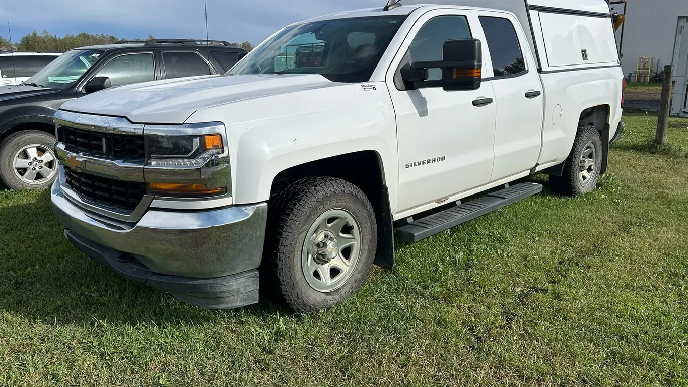 2016 Chevrolet Silverado1500, 4.3 L EcoTec3 V6 Eng. 4x4, Crew Cab, 6 FT Box, Leer Service Body, No Tail Gate, 117,702 Km Showing, VIN # 1GCVKNEC2GZ372