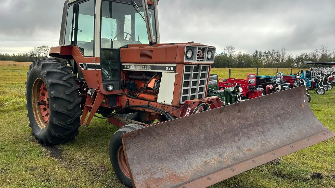1981 International 86 Series 986 2wd Tractor, 105 HP, IH D-436 6 Cyl. 7.1 L Diesel Eng., Power Steering (Needs Repair), Aux. Hyd. 540 & 1000 PTO, Draw