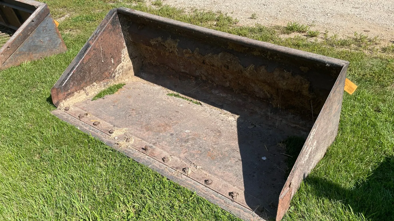 Universal Mount Skid Steer Bucket with Blade