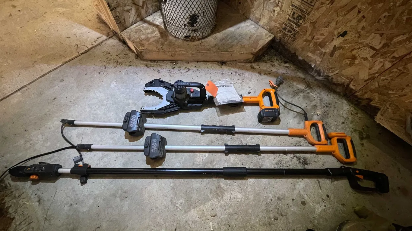 Worx Jaw Saw Cordless with (3) Worx Extension Poles
