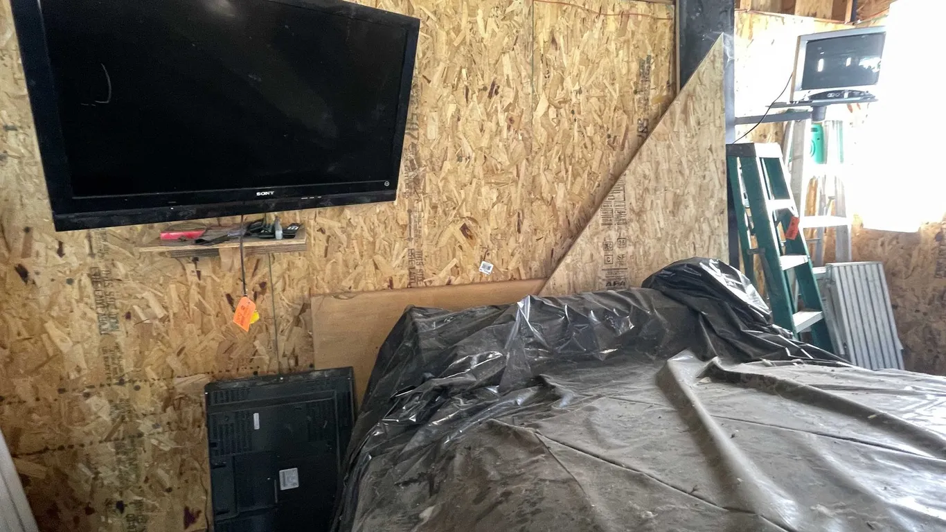 (3) TV's