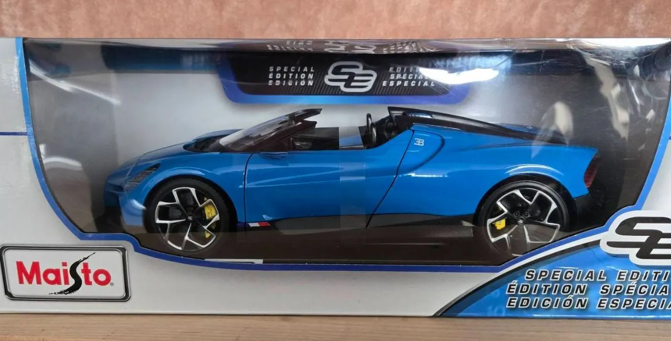 Maisto Special Edition 1:18 Scale Bugatti Mistral Diecast Model Car