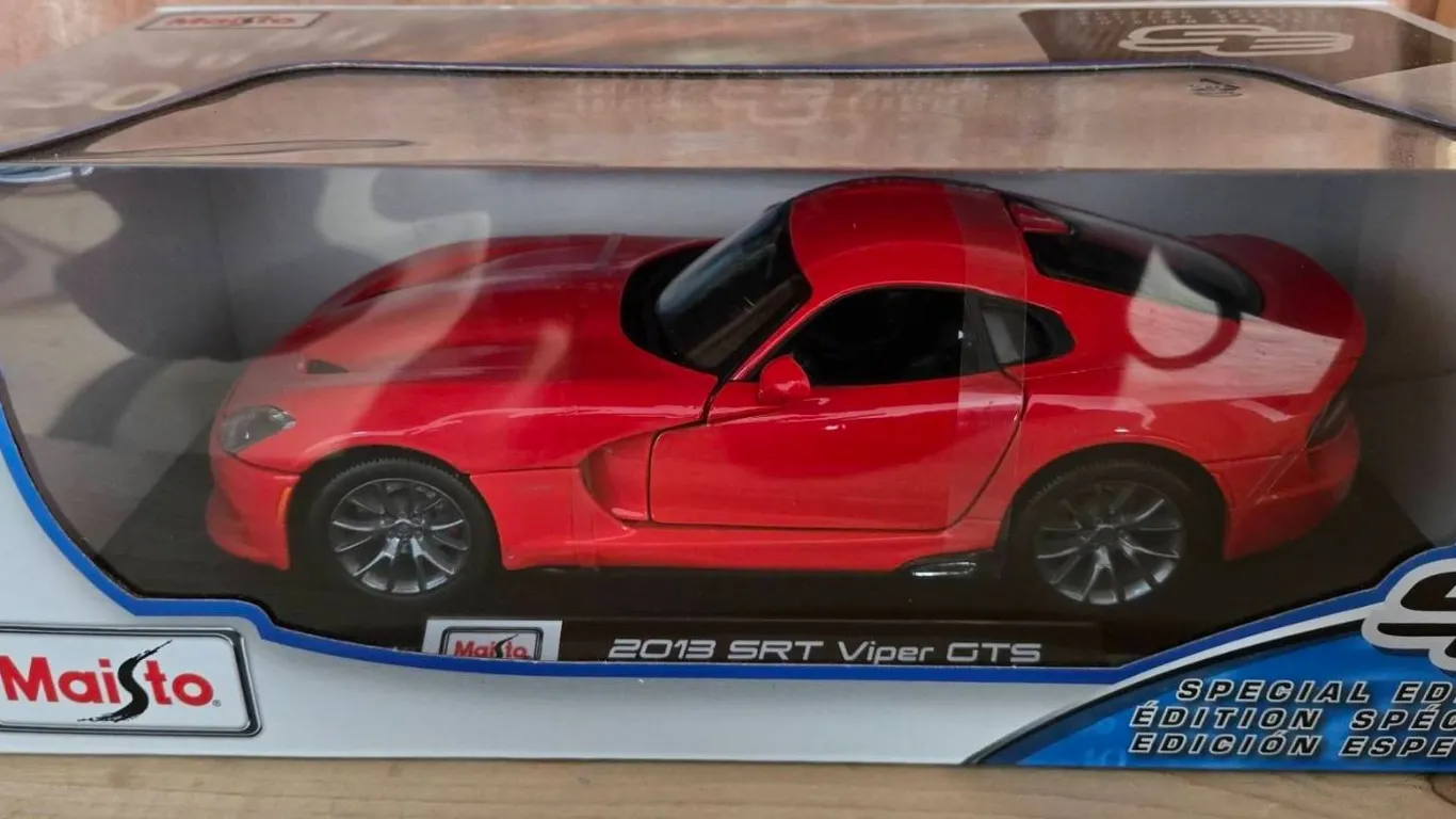 Maisto 2013 SRT Viper GTS Special Edition Diecast Model Car