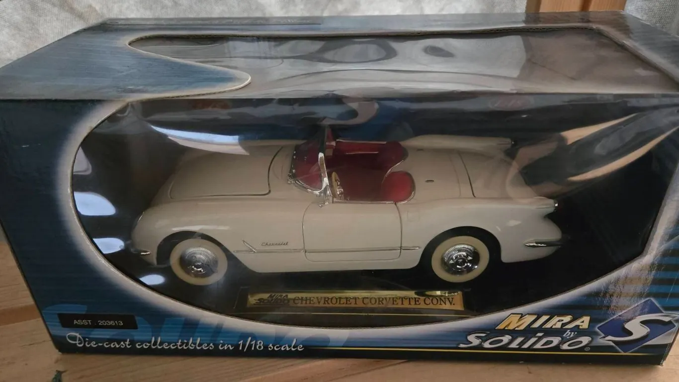 Mira Solido 1:18 Scale Die-Cast Chevrolet Corvette Convertible Model
