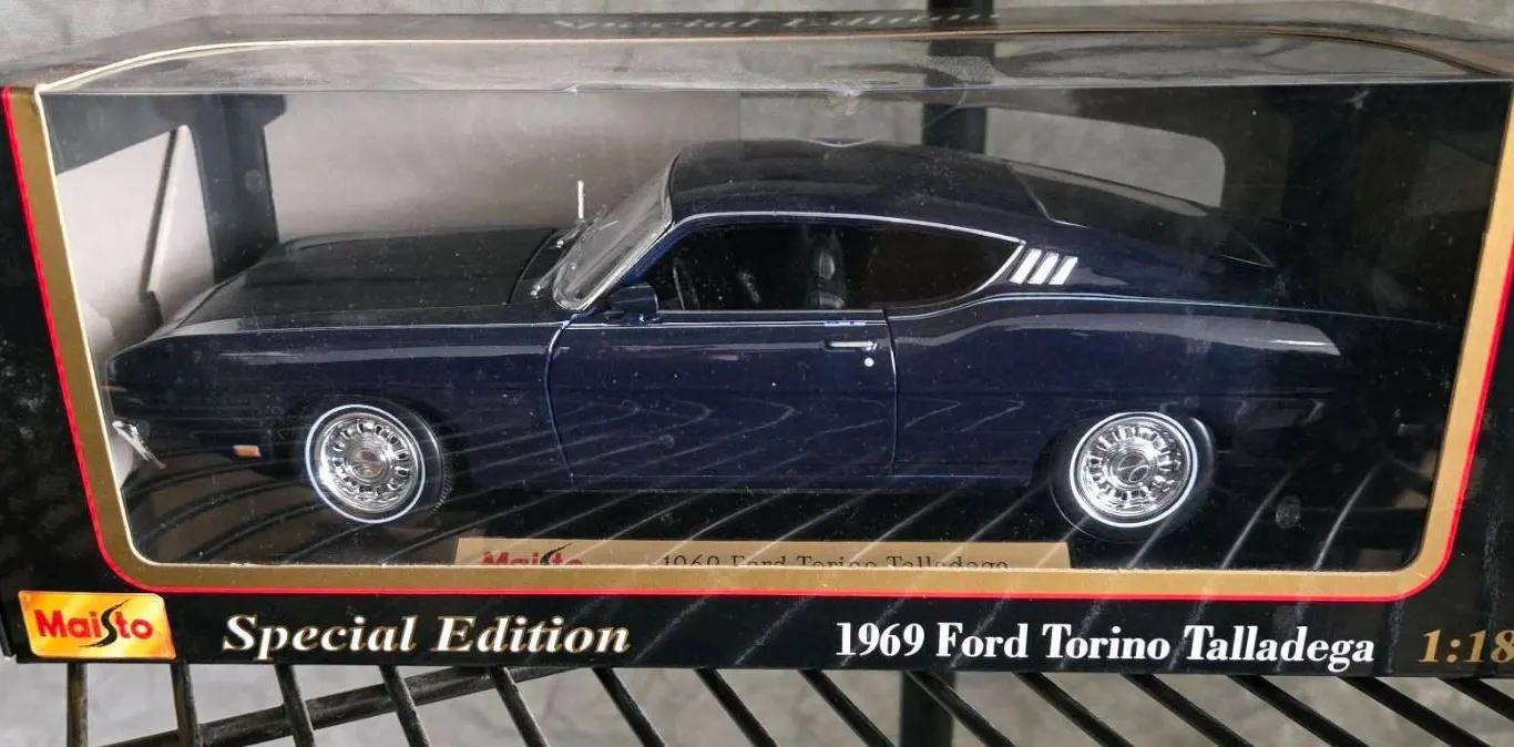 Maisto Special Edition 1:18 1969 Ford Torino Talladega Diecast Model