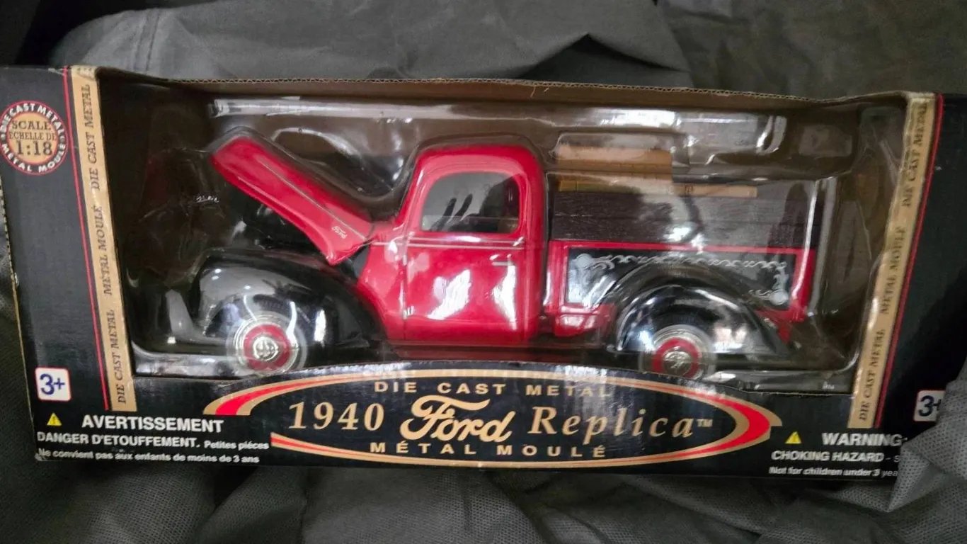 1940 Ford Die Cast Metal Pickup Truck Replica in Box