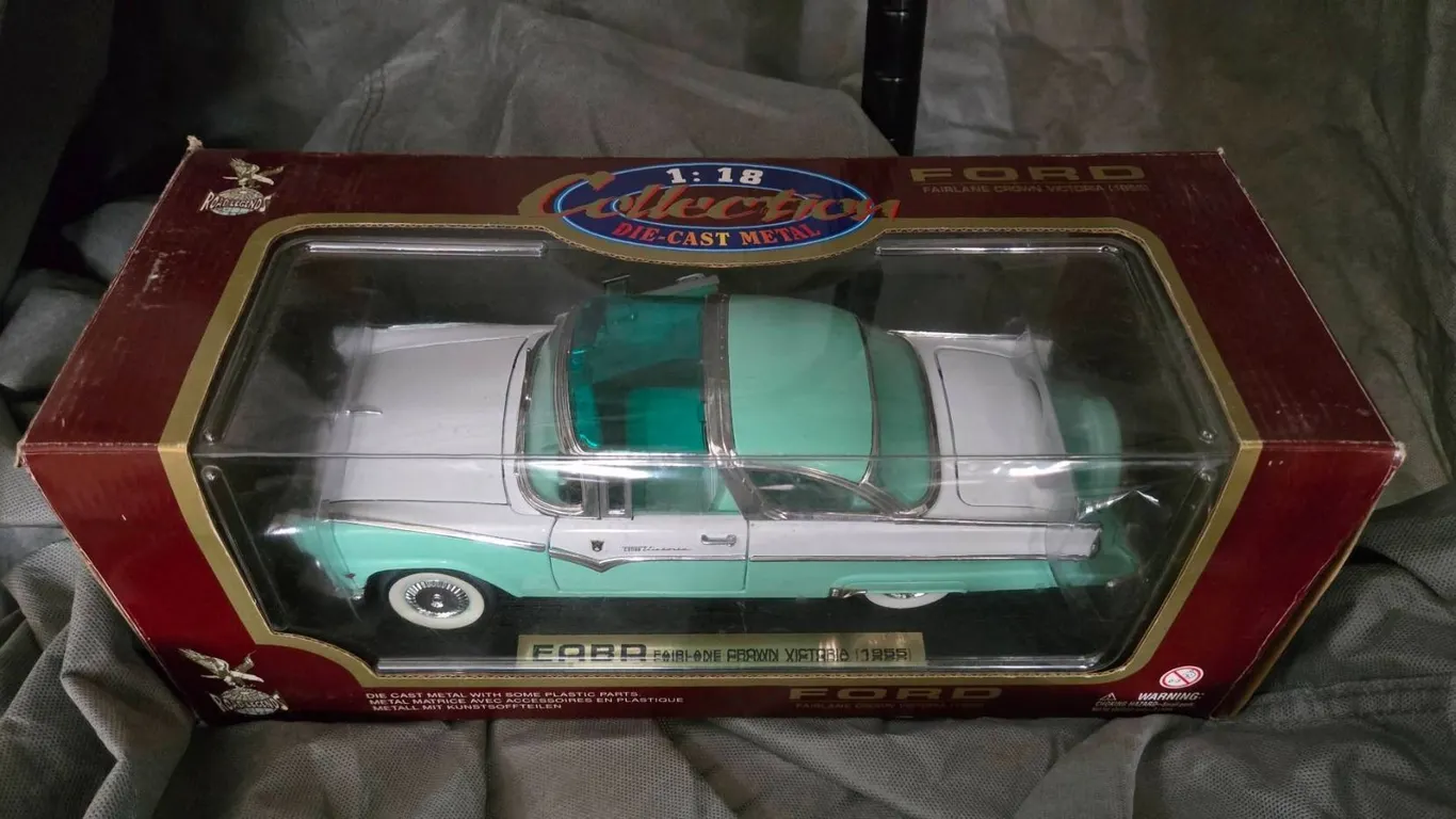 1:18 Collector's Die-Cast Metal 1955 Ford Fairlane Crown Victoria Model