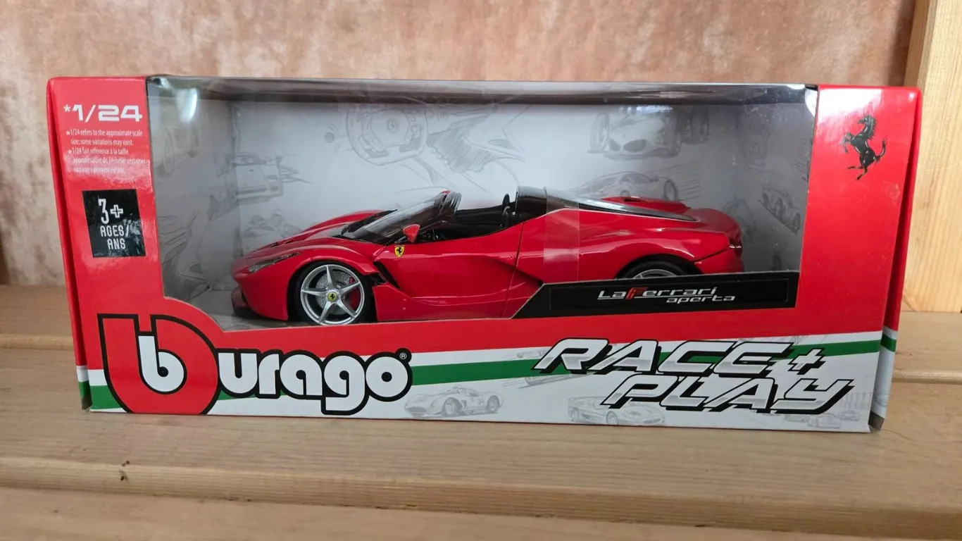 Bburago 1:24 Diecast LaFerrari Aperta Model Car in Box