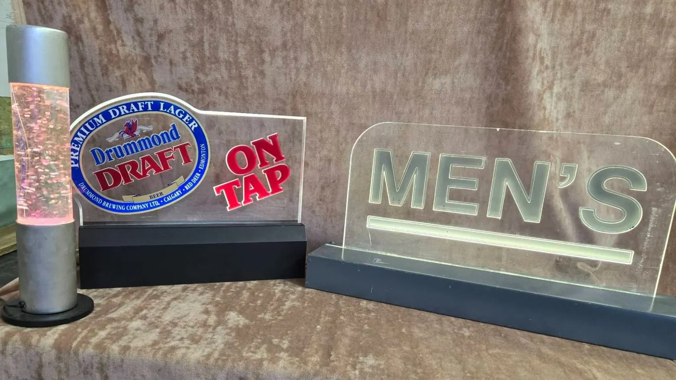 3 Illuminated Signs and Bubble Lamp