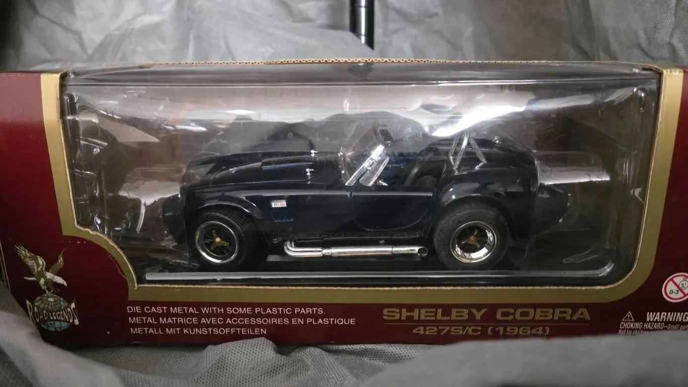 Shelby Cobra 427S/C (1964) Die Cast Model Car in Original Box