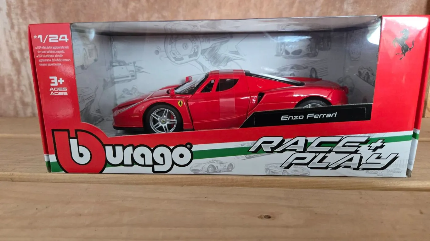Bburago 1:24 Diecast Ferrari Enzo Model Car in Box