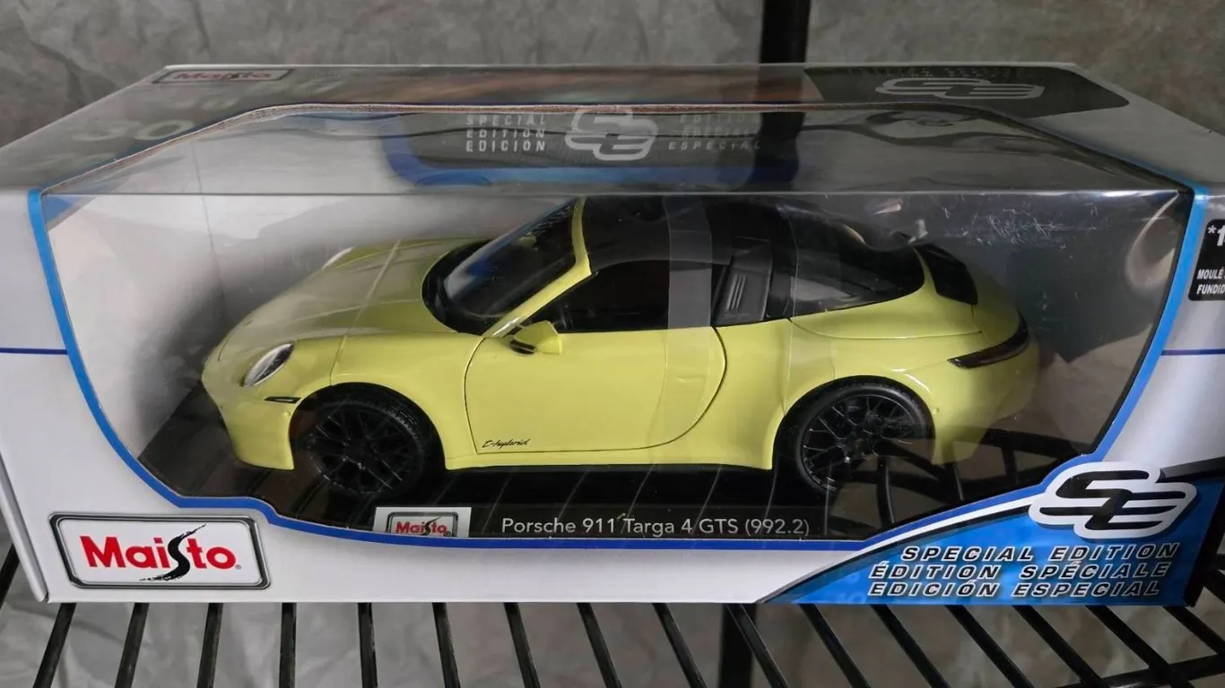 Maisto Porsche 911 Targa 4 GTS (992.2) Diecast Model Car, Yellow