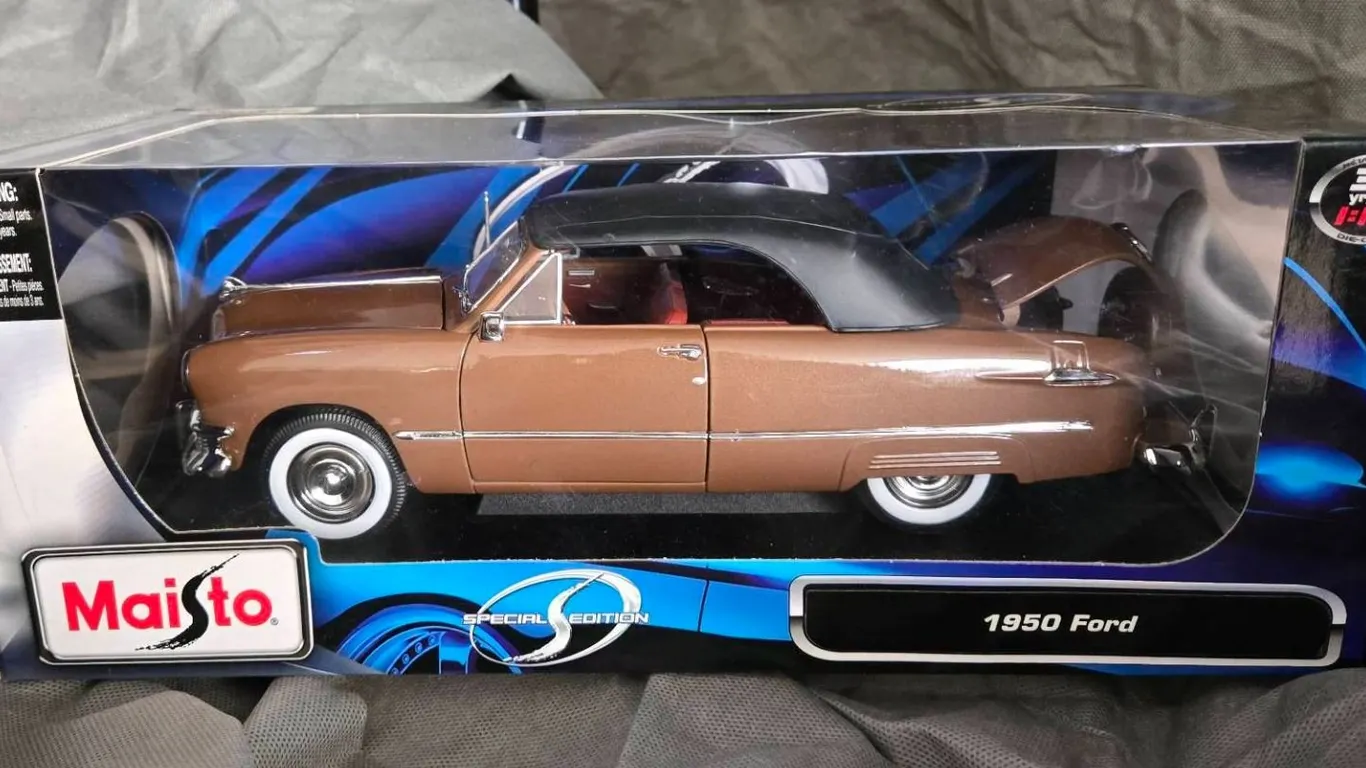 Maisto 1:18 Scale 1950 Ford Die-Cast Model Car