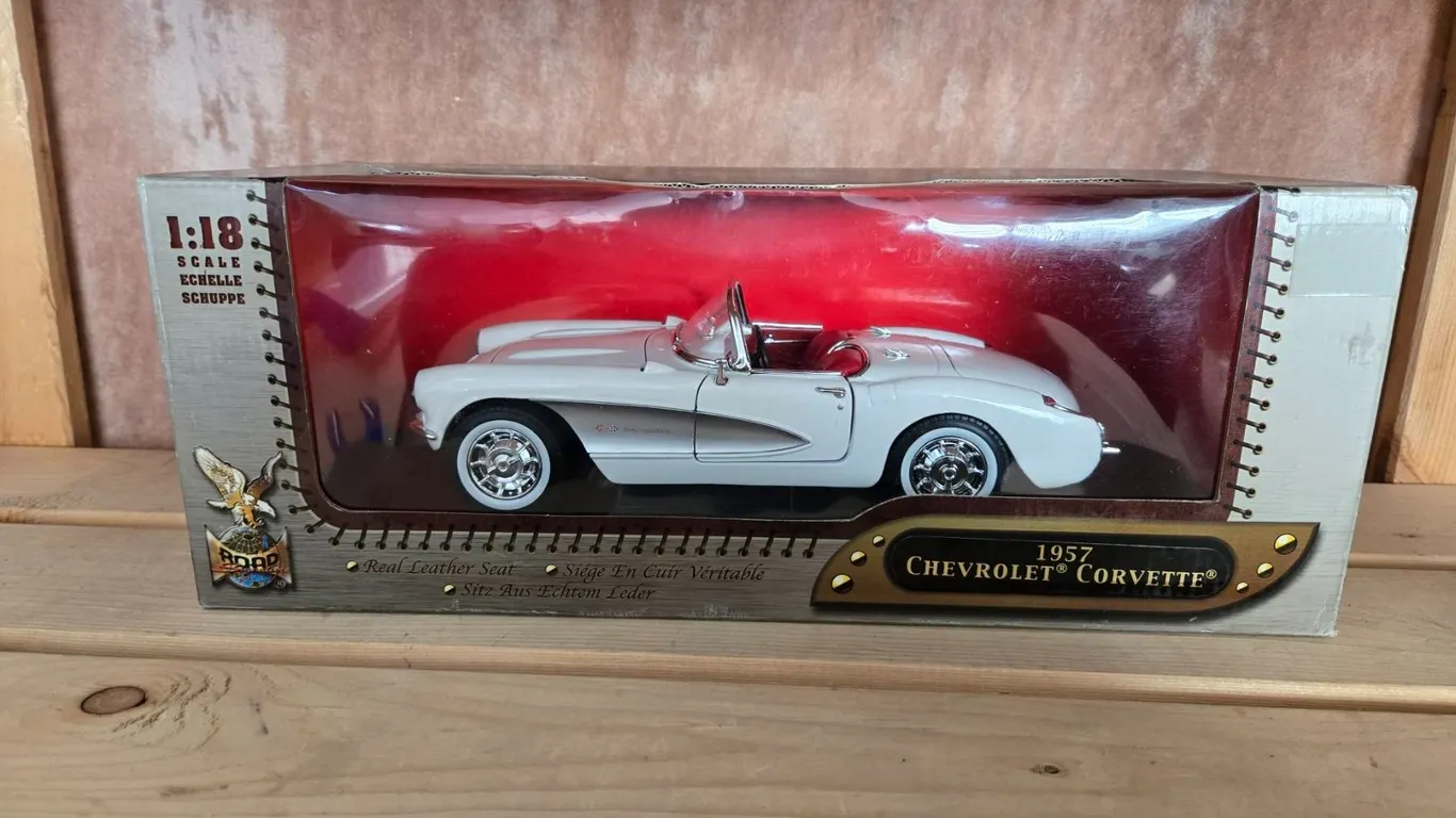 1:18 Scale 1957 Chevrolet Corvette Diecast Model by Road Signature