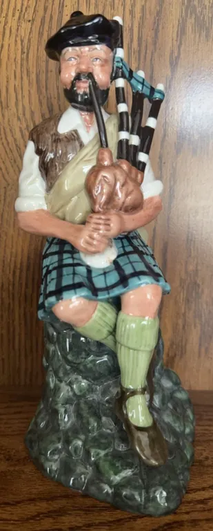 Royal Doulton The Piper HN2905 Ceramic Figurine