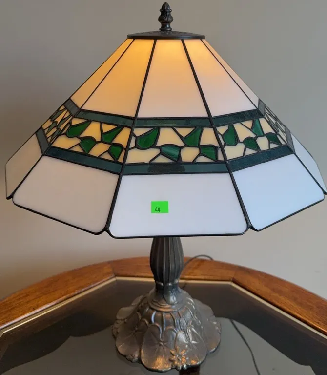 Stained Glass Table Lamp with Floral Pattern and Metal Base