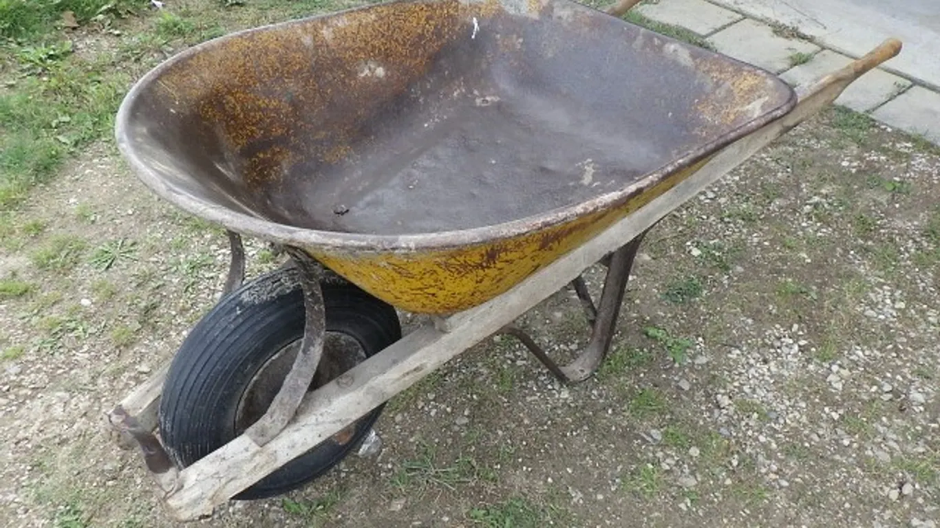Farm duty wheelbarrow
