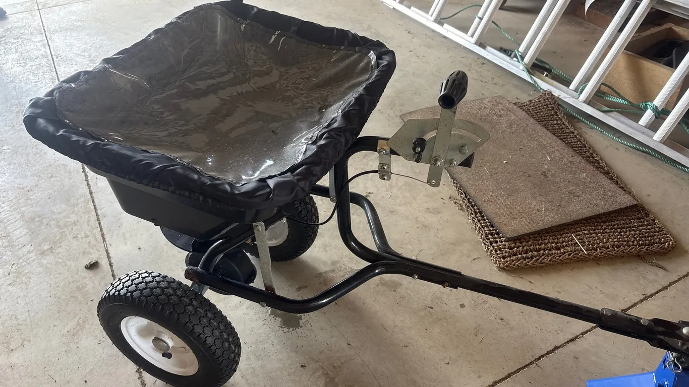 Yard Commander lawn tractor fertilizer spreader