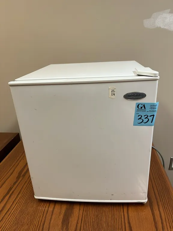 Samsung Mini Fridge 1.7 cu ft, model SRG-058, 18”x18”x20”, works