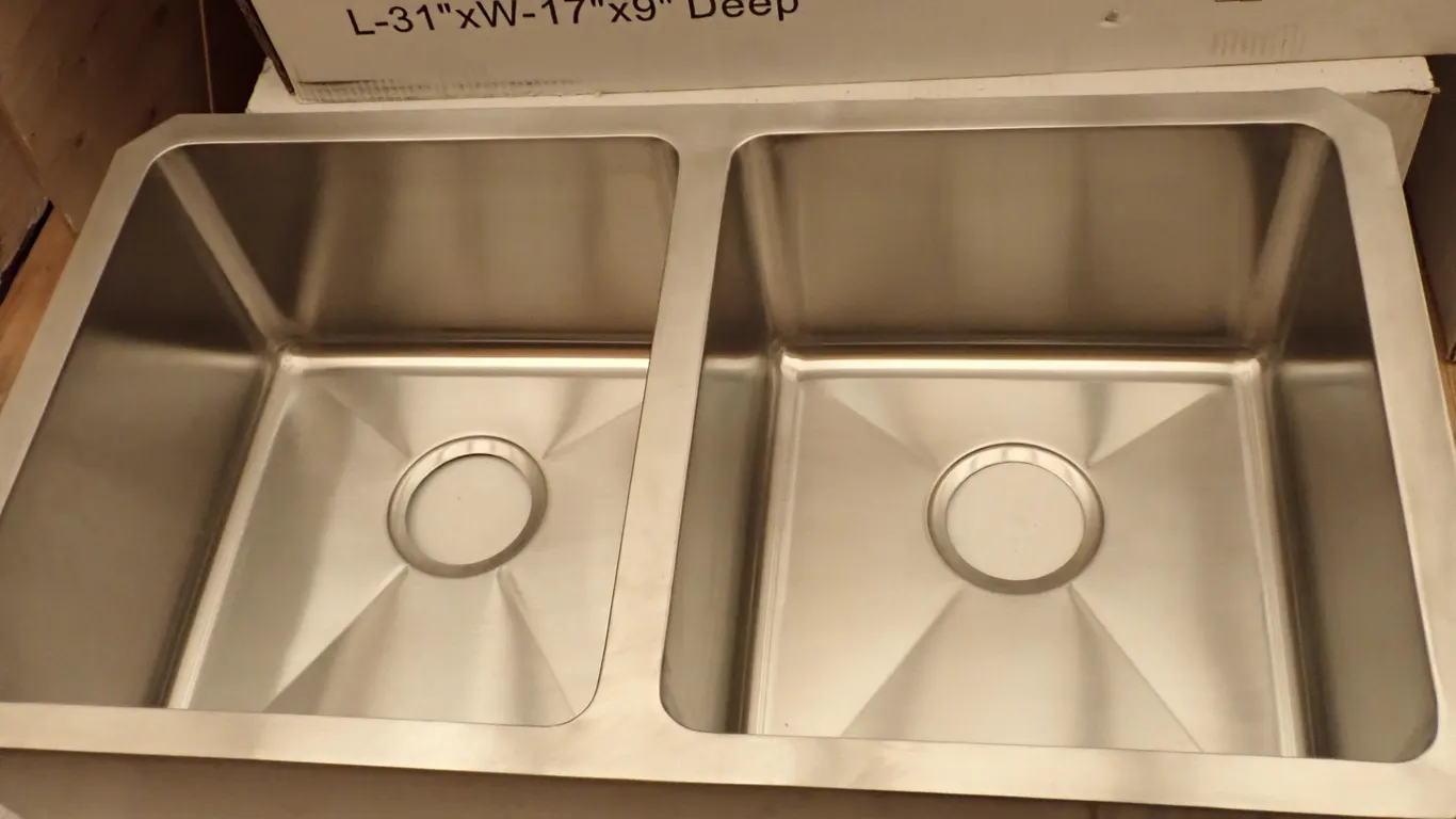 Lot of (13) Ambiento D-SQ-3117/9APR 31"x17"x9" Double Bowl Apron Front Square Kitchen Sinks.