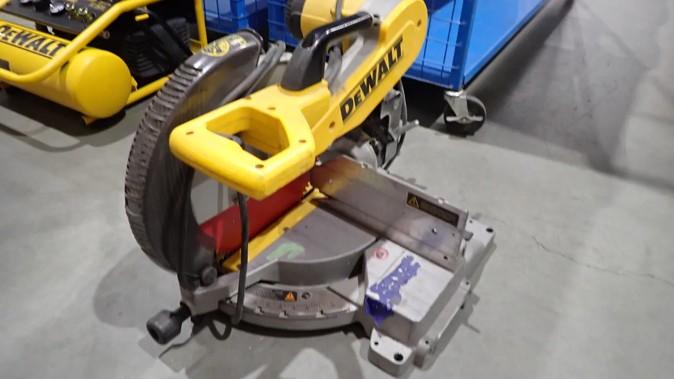 DeWalt DW706 Compound Mitre Saw.