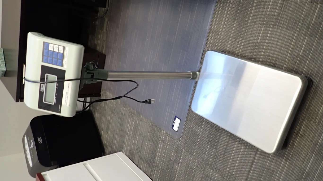 Uline H-670 Digital Platform Scale.