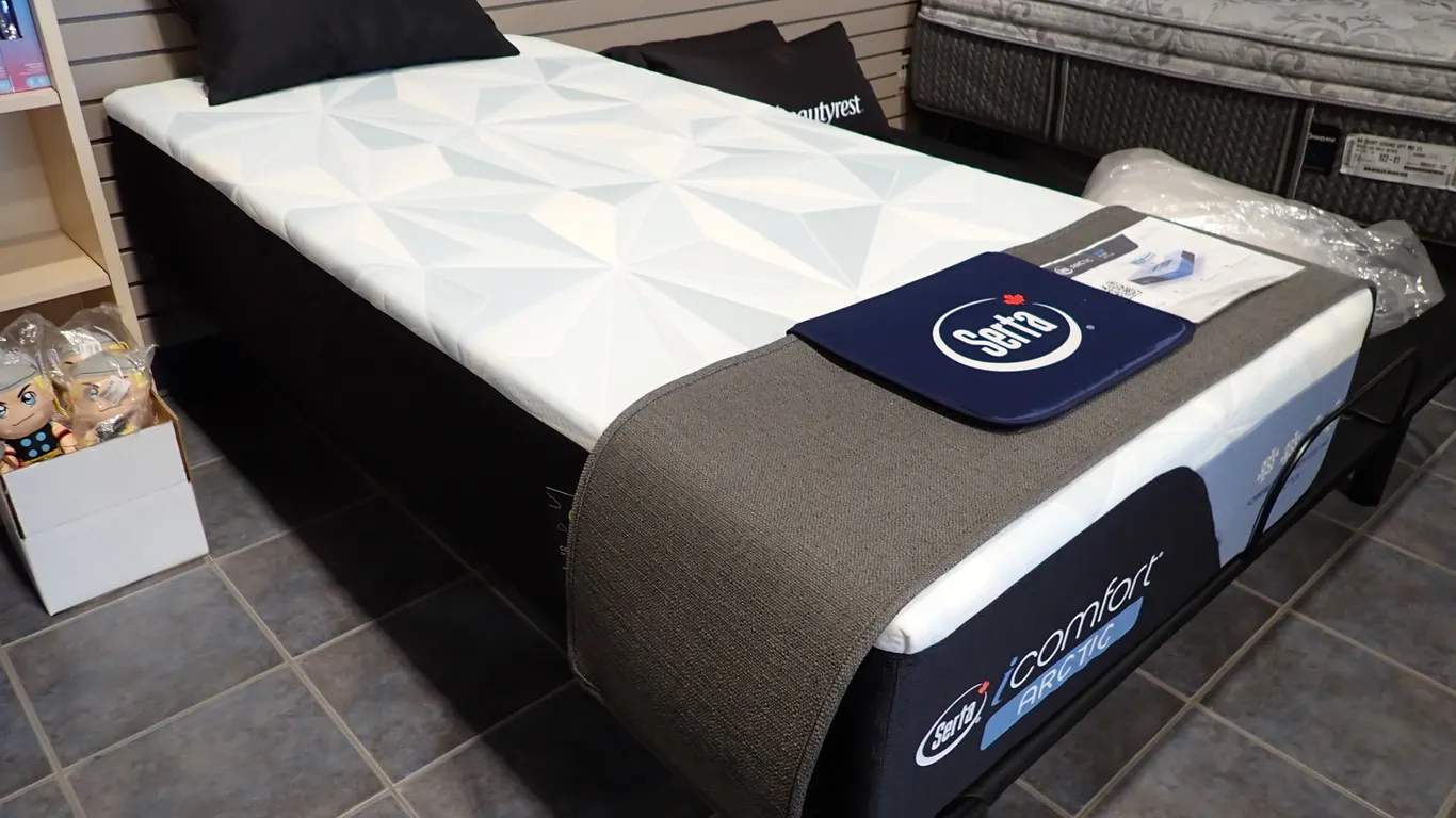 Lot of DISPLAY Serta I-Comfort Arctic All Foam Plush Twin-XL Mattress and NEW Sheet Set.