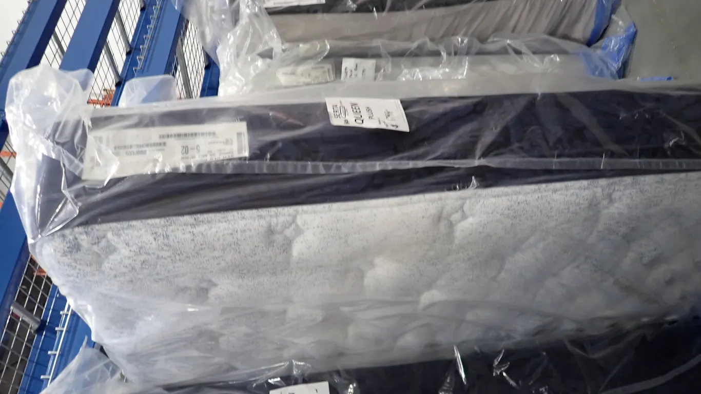 Serta 800 Pocket Coil Plush Queen Mattress.