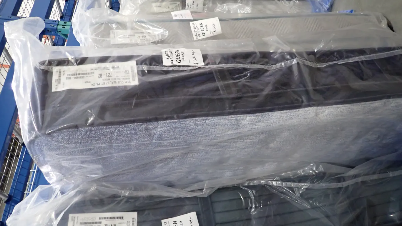 Serta 1050 Pocket Coil Plush Queen Mattress.