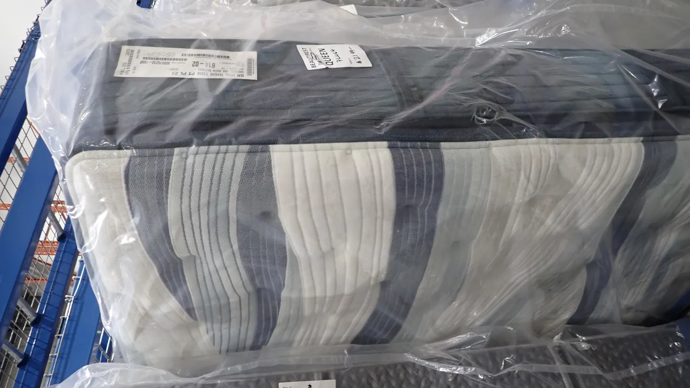 Beautyrest 1100 Pocket Coil Plush Queen Mattress.