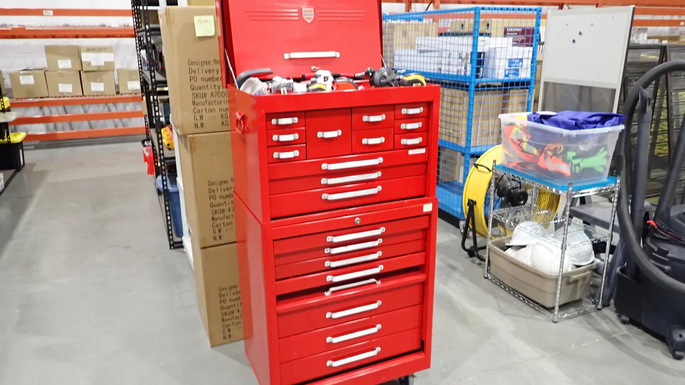 Mastercraft 6-drawer Roll Away Tool Box w/12-drawer top chest and Contents.