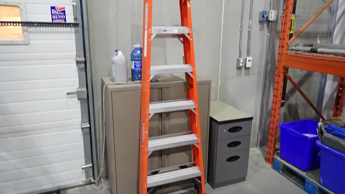 Werner 6' Fiberglass/Aluminum Step Ladder.