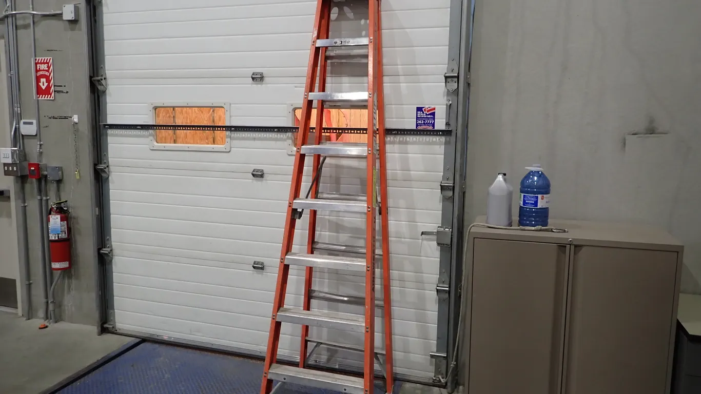 Sturdy 8' Fiberglass/Aluminum Step Ladder.